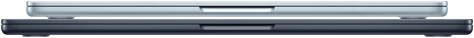 Kapalı durumda bir Gök Mavisi 13 inç MacBook Air, kapalı durumda Gece Yarısı rengi 15 inç MacBook Air’in üzerinde duruyor