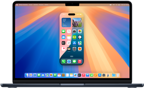Masaüstü arka planının önünde duran ve ekranında çeşitli uygulamalar görülen iPhone ekranıyla MacBook Air’de iPhone Yansıtma özelliği gösteriliyor