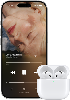 Şarj kutusundaki AirPods’un yanında duran iPhone, şarj kutusu açık