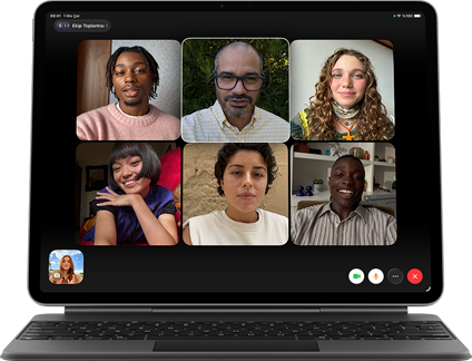 Magic&nbsp;Keyboard’a takılı iPad Air, Siyah renk, ekranda Grup FaceTime görüşmesi